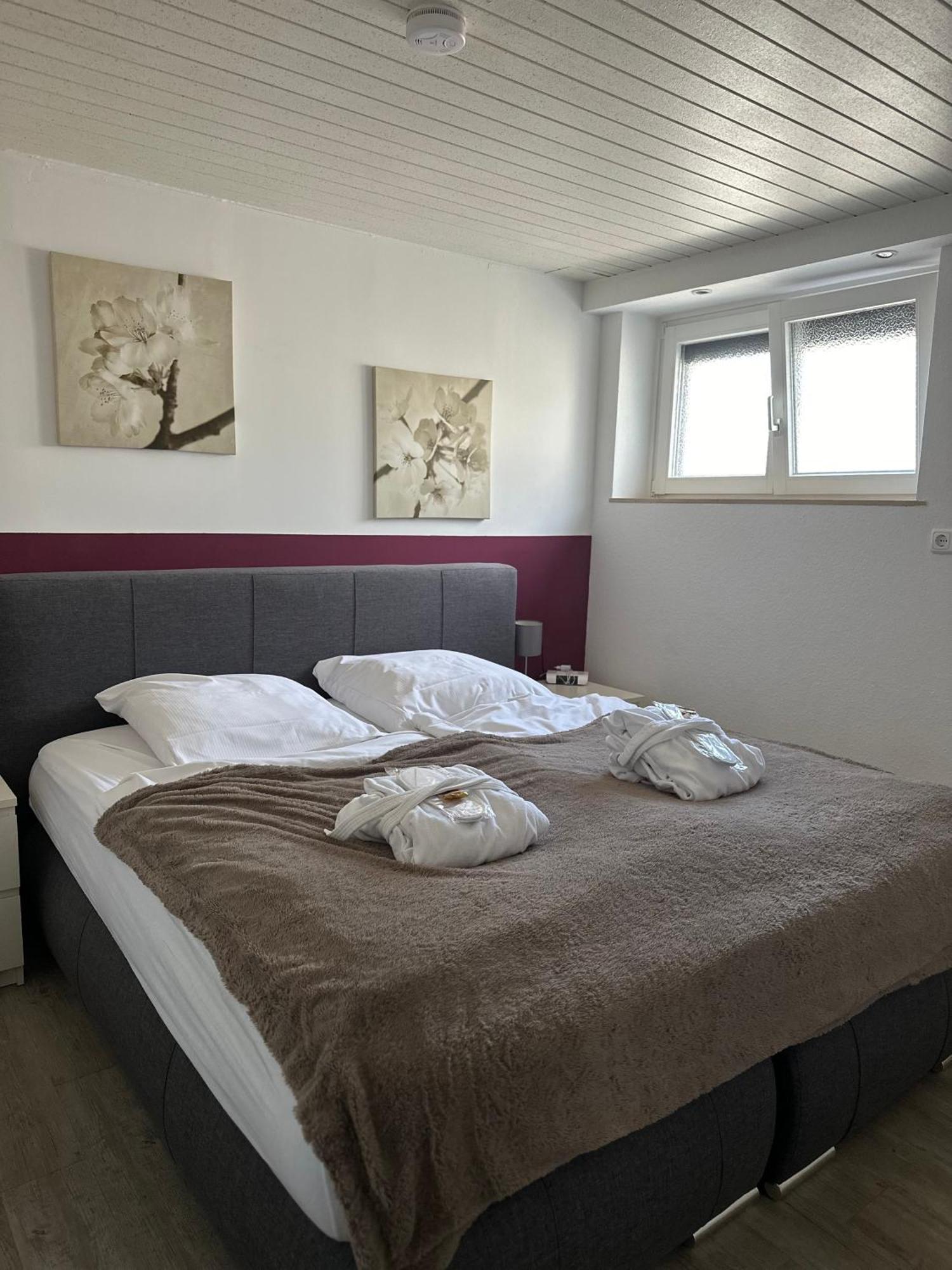 Ferienwohnung Schlossblick - 4 Sterne Sauna Pool Whirlpool Exklusiv Braunfels Luaran gambar
